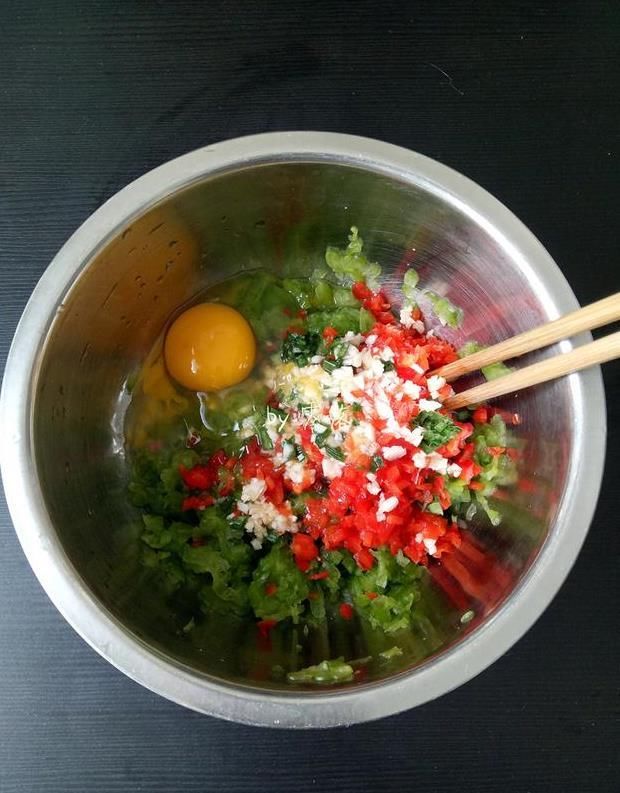 鸡蛋饼这么做,不用面粉,放点蔬菜,口感营养都翻