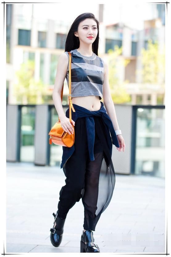 景甜这深V裙穿的真尴尬!小肚子都出来了,网友