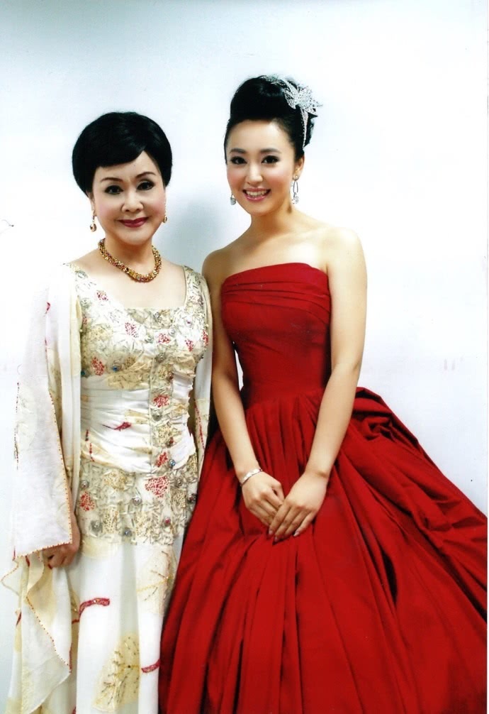 74岁歌后李谷一近照,穿一袭白裙与霍尊同台,优