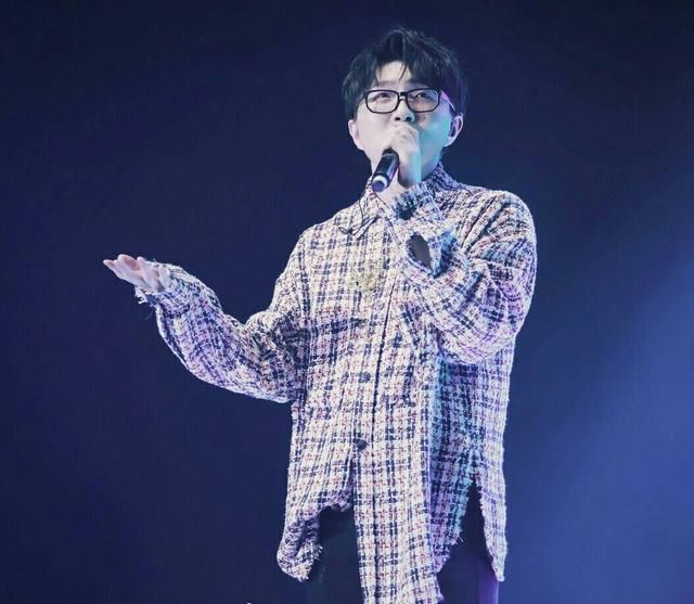 毛不易减肥成功 与工作人员聚餐只看不吃求表