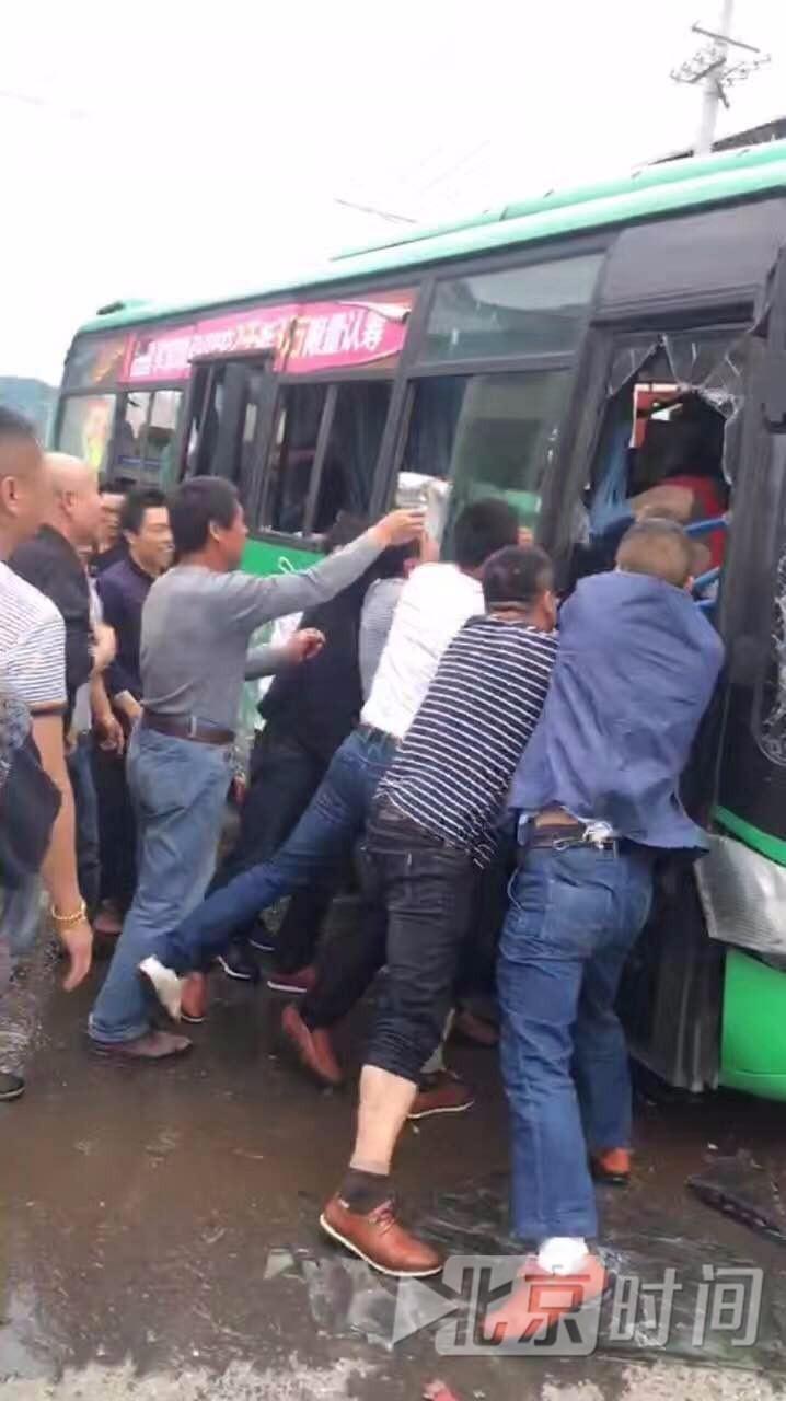 湖南浏阳一送亲客车与货车相撞致2死16伤 新娘跪地痛哭 湖南浏阳一送亲客车与货车相撞致2死16伤 新娘跪地痛哭