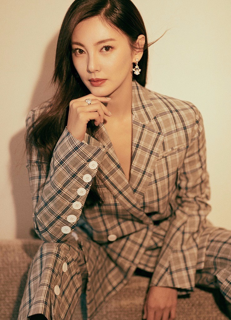 辣妈张雨绮卧姿霸气气场全开 西装 黑发显高冷御姐范