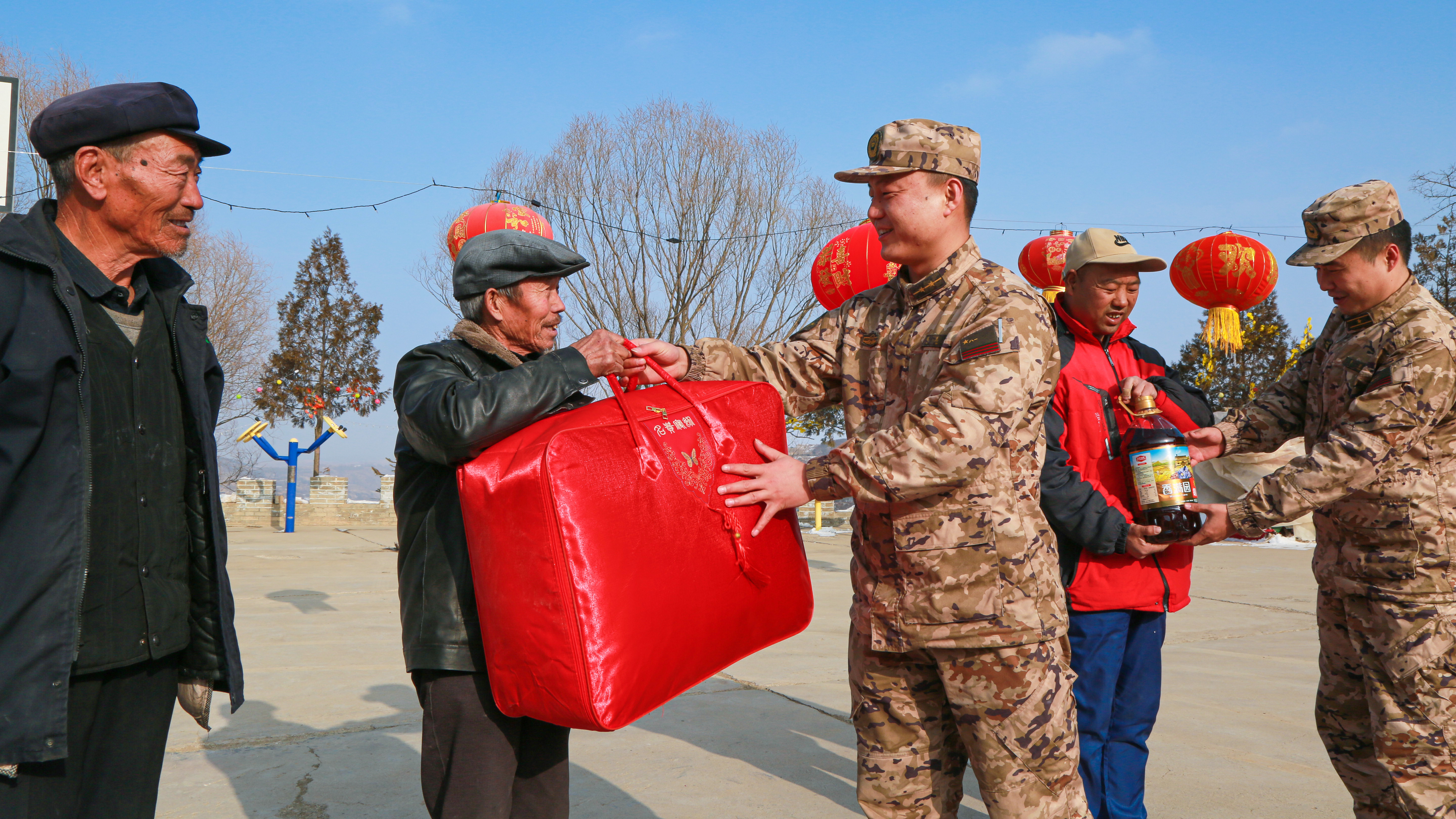 “迎新春、送温暖”走访慰问帮扶村群众 “迎新春、送温暖”走访慰问帮扶村群众