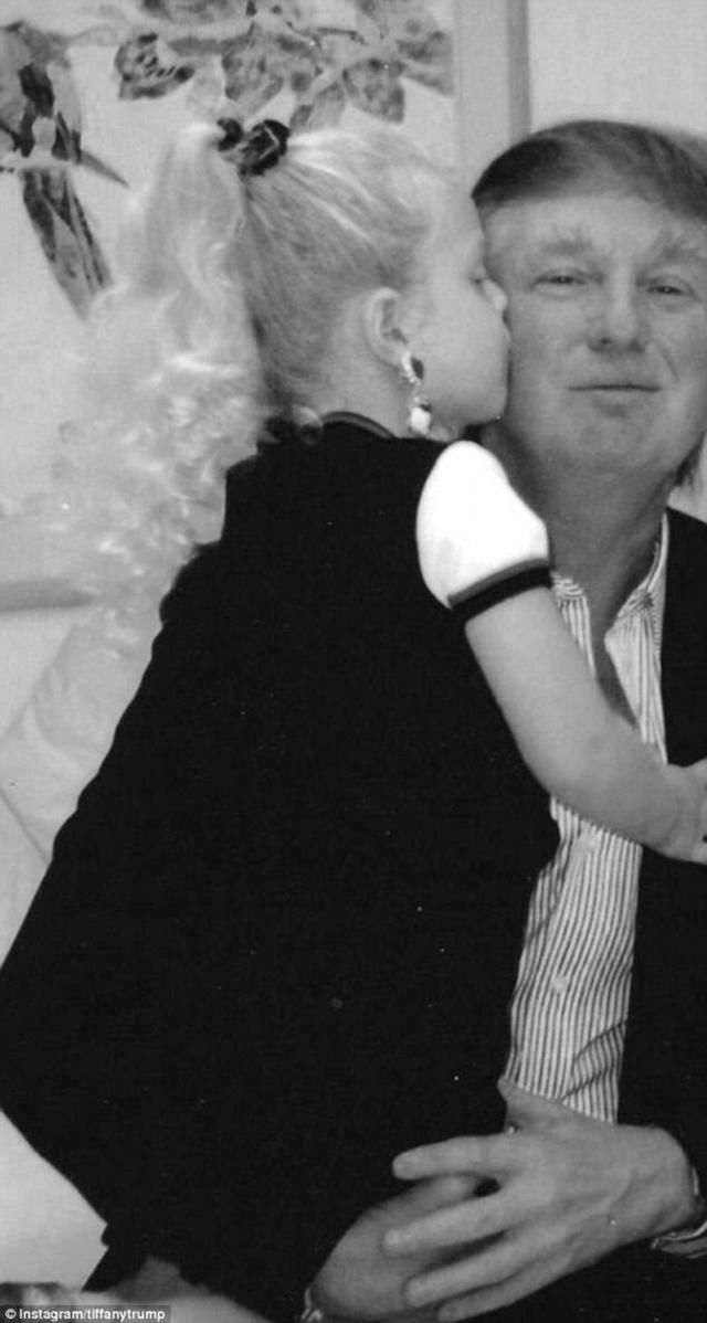 童年照片祝福父亲生日快乐 原来特朗普年轻时