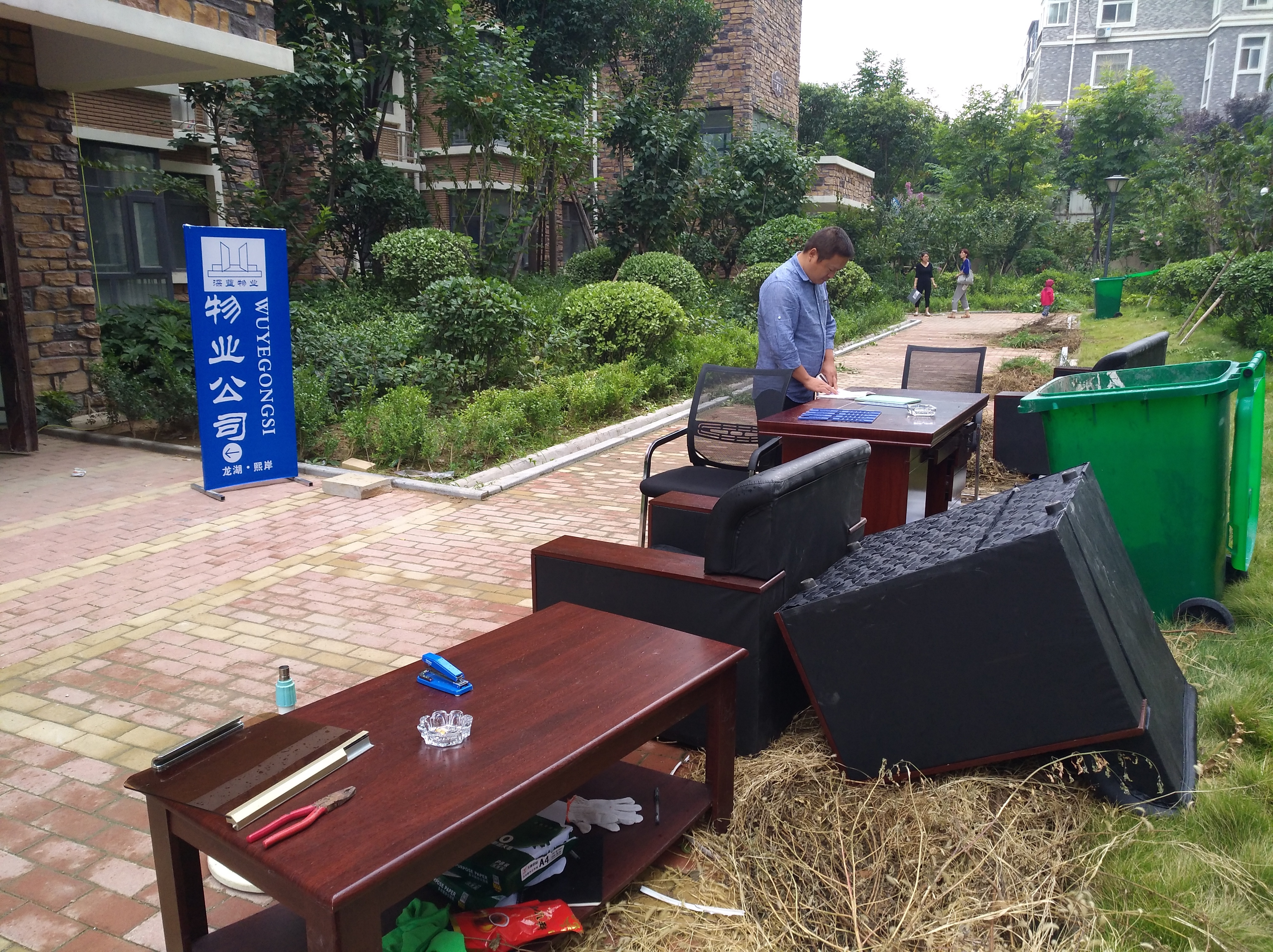 26日上午10點左右,河南新鄭市龍湖鎮龍湖熙岸的數名物業工作人員相繼