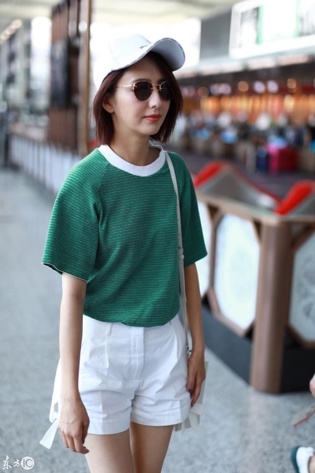 佟丽娅现身上海机场,绿色短袖搭配白色牛仔短
