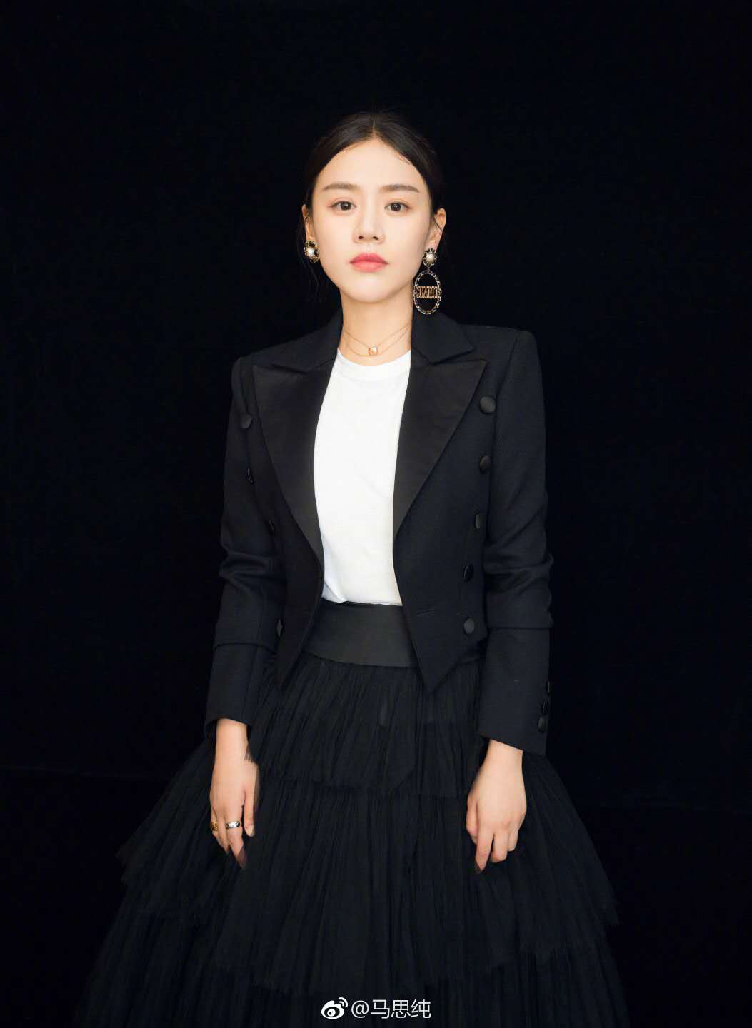 马思纯晒与刘亚仁合影 秒变迷妹