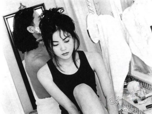 王菲黑白旧照曝光 灵气满满窦唯疑伴身侧