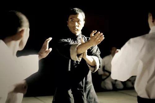 "咏春传人"比武输了不服 中青报:想赢先学认输