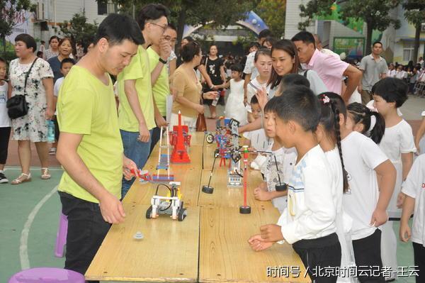 郑州一小学开学仪式 200多娃娃行拜师礼朱砂启