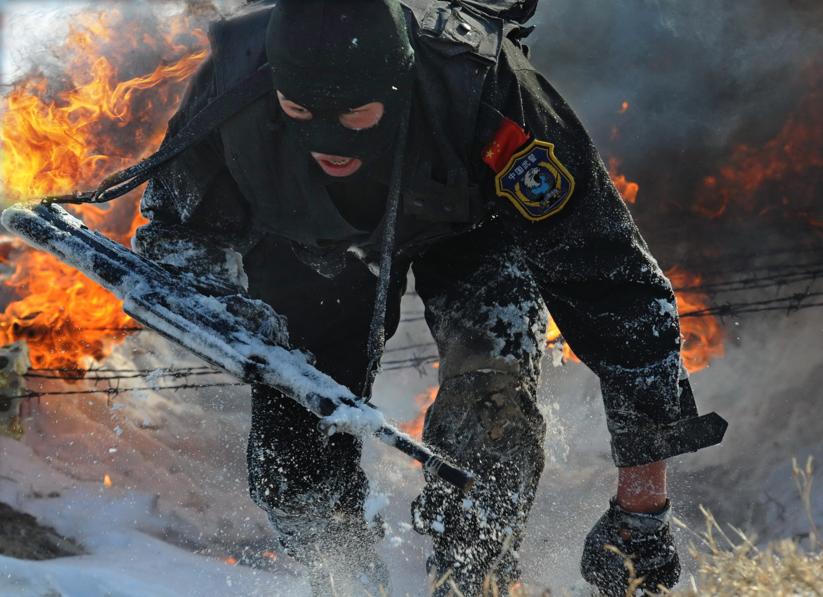 武警雪豹突击队官兵正在进行特战训练。