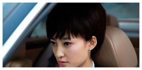 王丽坤真敢穿!短发衬衫牛仔裤,网友:换双鞋会更