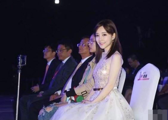 冯提莫穿黑色一字肩薄纱礼裙撞衫迪丽热巴,身