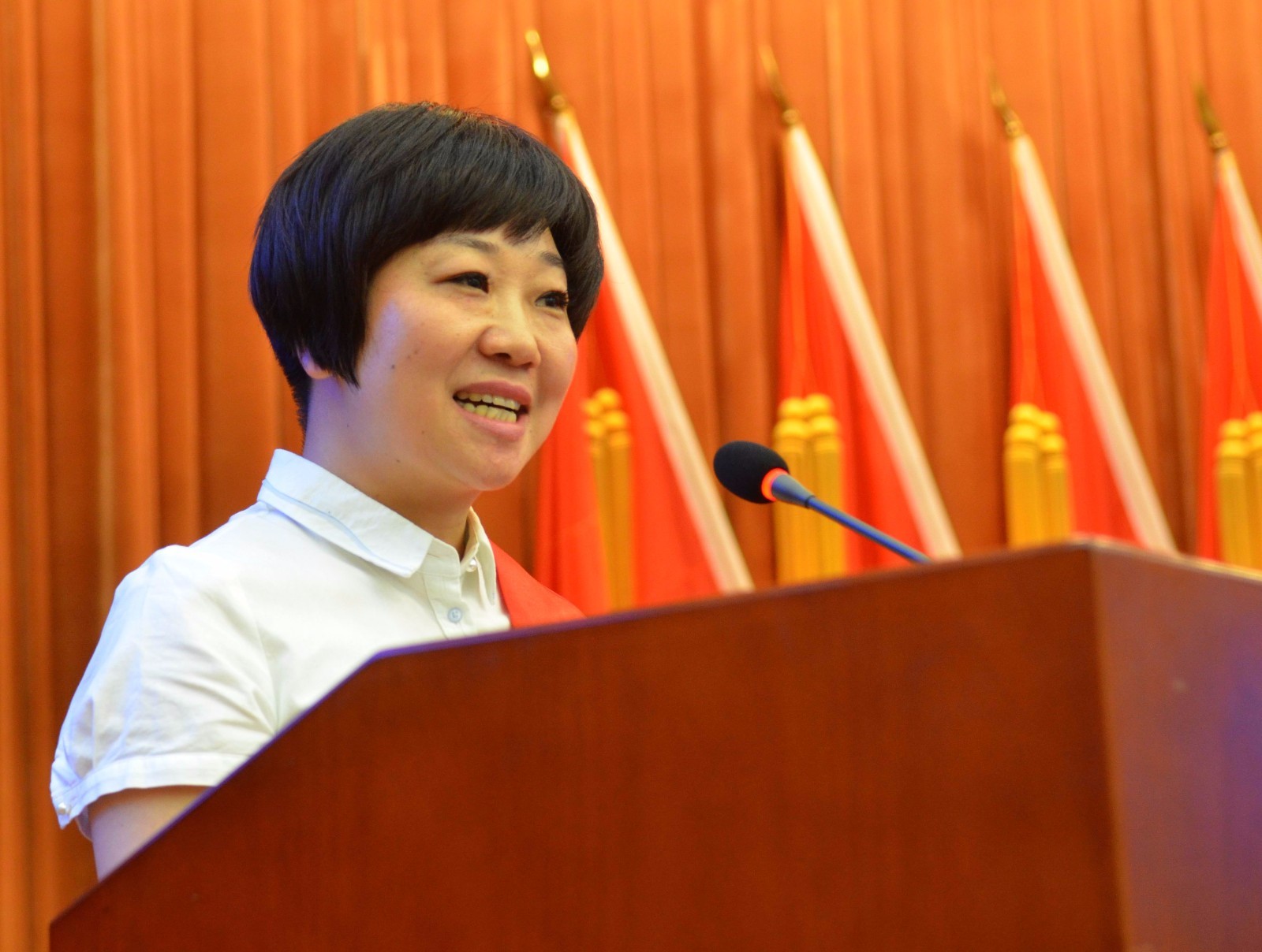 居明房地产顾问有限公司的总经理,仍然浑身透出一股军人气息的周慧说