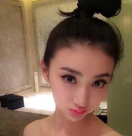 景甜晒浴照,不料暴露了张继科在家