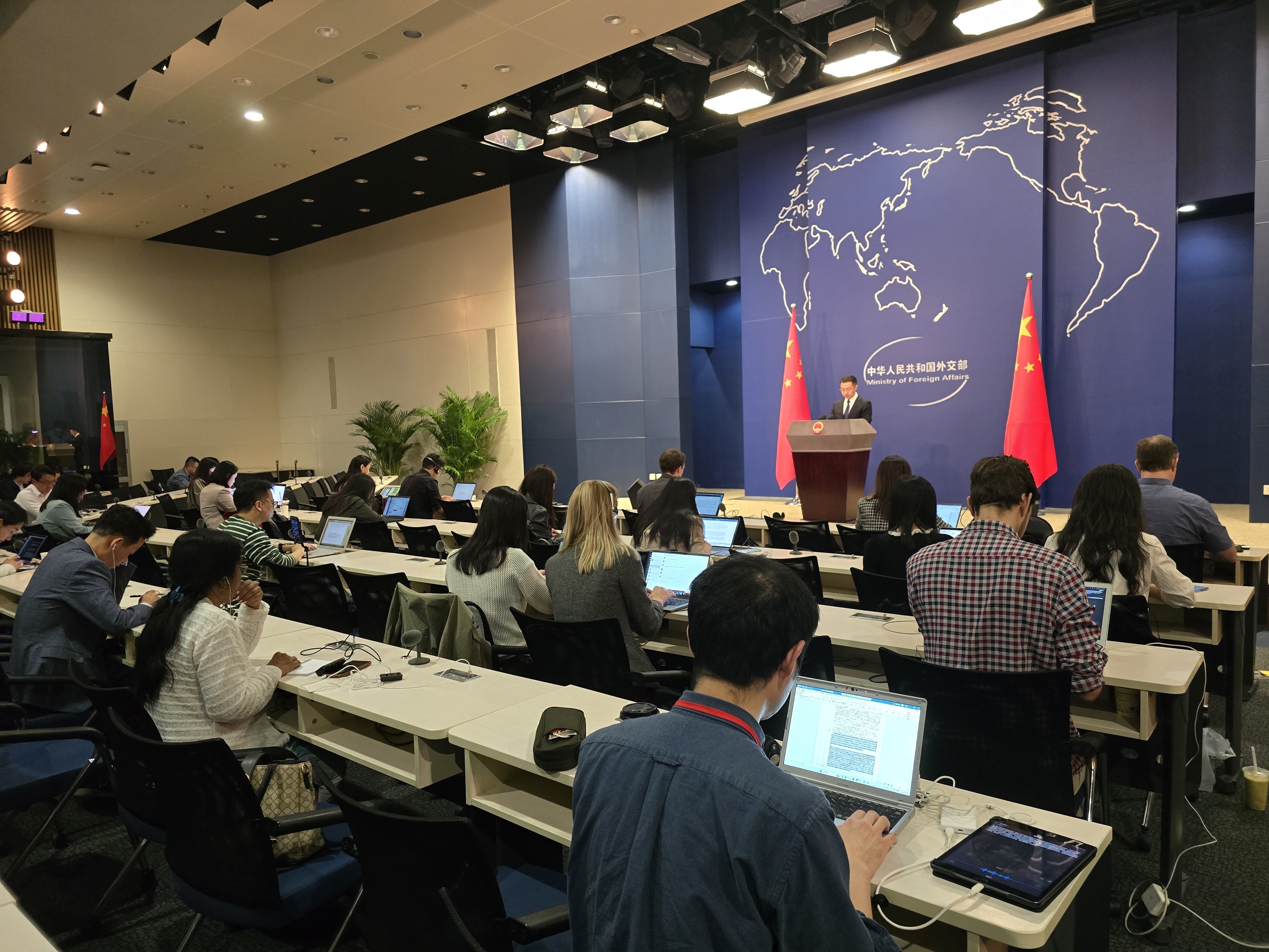 英国发布"香港问题半年报告" 外交部正告英方尊重香港回归事实