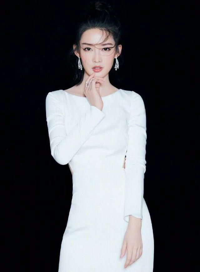 同款晚礼服,李沁穿出女王范,赵丽颖却穿出傻气