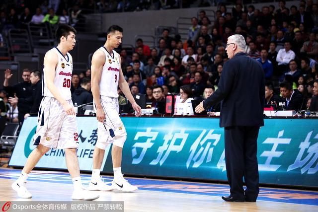 明知道季后赛7人轮换赢不了,广东当年为什么还