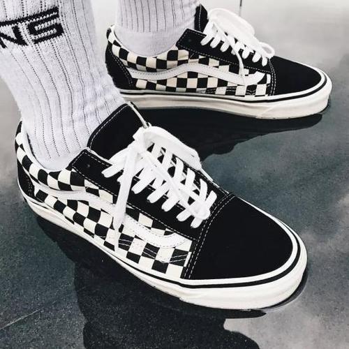 2018流行的运动鞋款式 秋天你怎么能少得了一