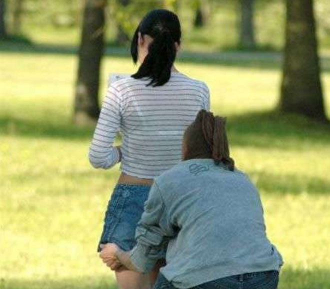 街头扒衣党:美女遭殃春光乍泄 街头扒衣党:美女遭殃春光乍泄