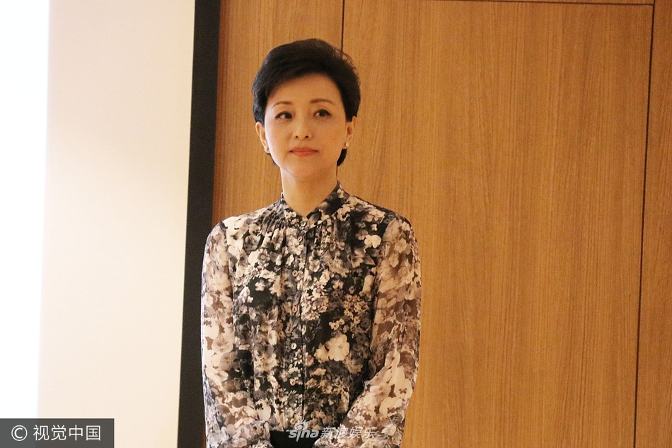 杨澜宣传新作知性优雅 与书迷亲切自拍表情多多