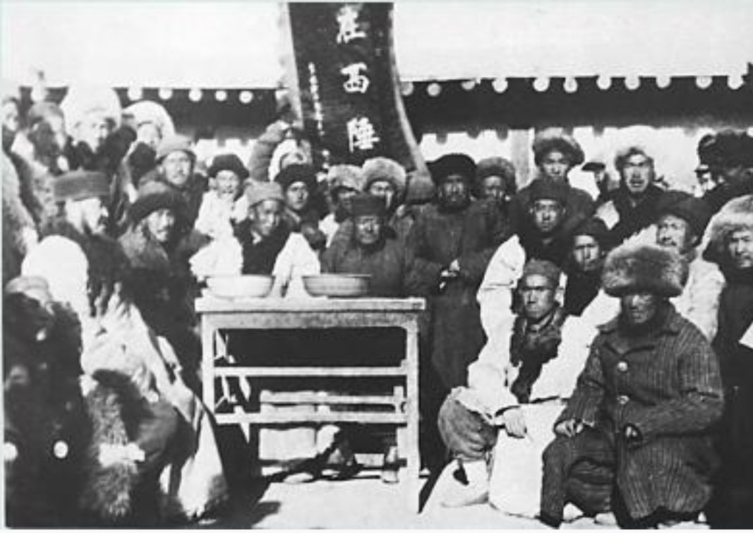 西宁解放前夕照片,治安维持会接待,解放军入西