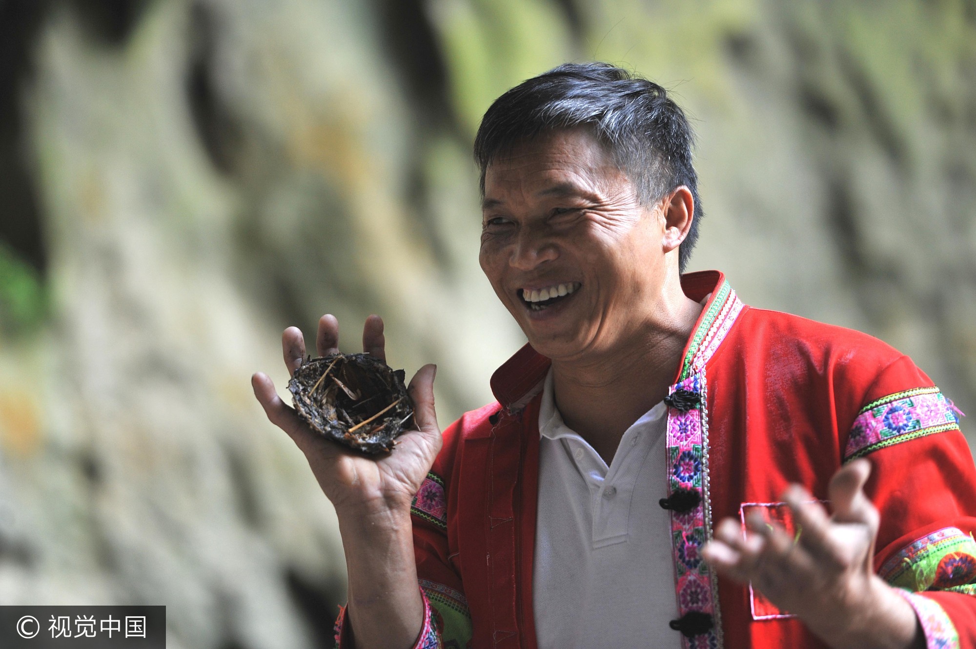 苗族汉子40年徒手攀爬百米悬崖 飞檐走壁如履平地