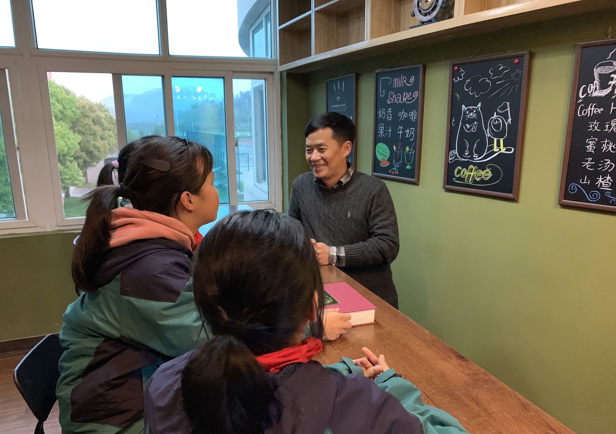 校长与同桌学生吃饭作为奖励也引发了一些争议。刘勇武坦诚确实听到了“官本位,权力崇拜”的言辞。“我们的初衷是了解并激励学生,走自己路让别人去说,我会选择坚持。”刘勇武说。