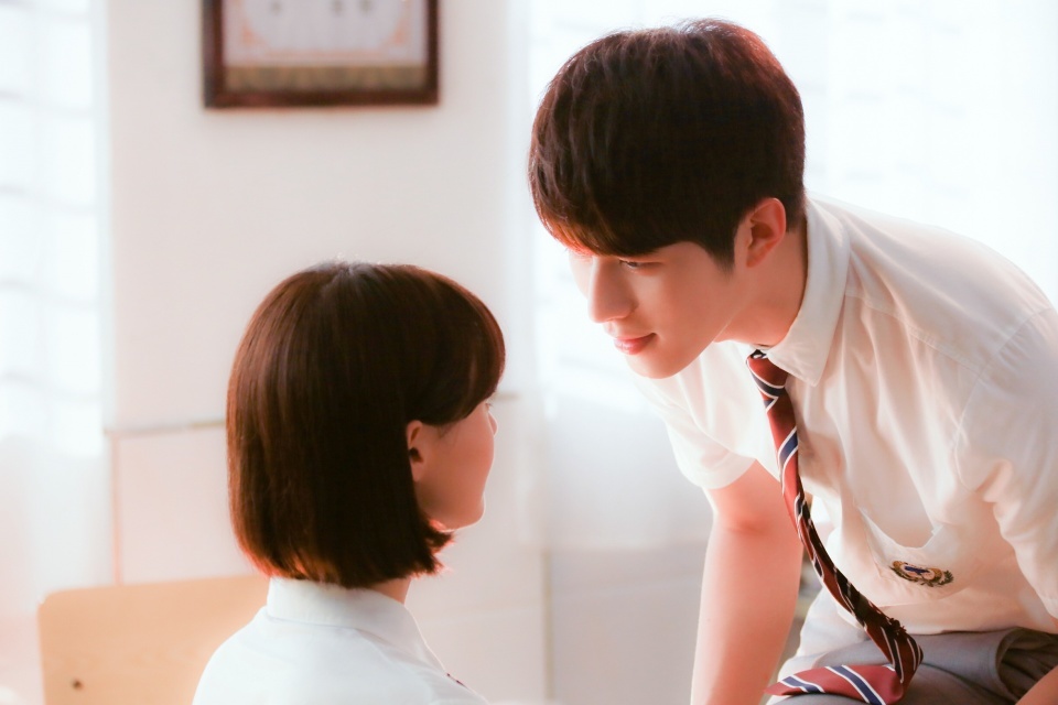 陈学冬郑爽甜蜜拥吻!司夏cp重返校园终于发糖了