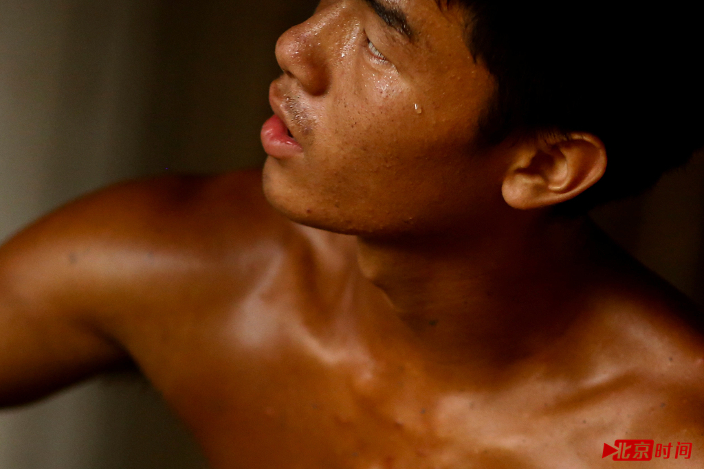 2013年前后，石神伟练得最投入。在江西宁都，他拉坏了宿舍上铺的铁栏杆；在湖北野山关，他从钢管上跳下来时，踩到了一颗钉子；在西安，他第一次练单杠倒立，失误，头和脖子着地，被工地老板大骂了一顿。