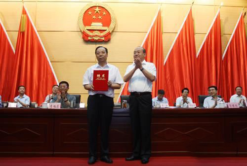 县委书记李旭清主持会议,县委副书记,县长南志中为为赵洪程,林海颁发