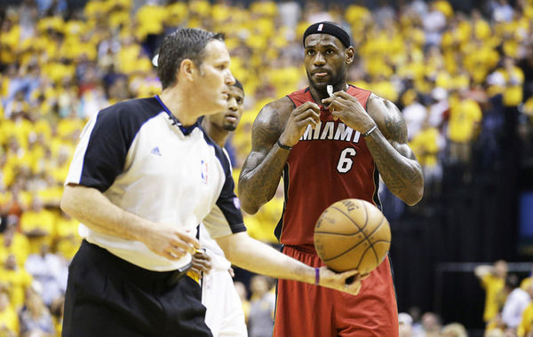 NBA季后赛10大冤案:乔丹争议绝杀 姚明被黑?