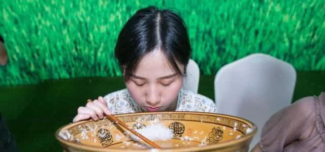 大胃王直播完忘关摄像头,原来干吃不胖的秘密