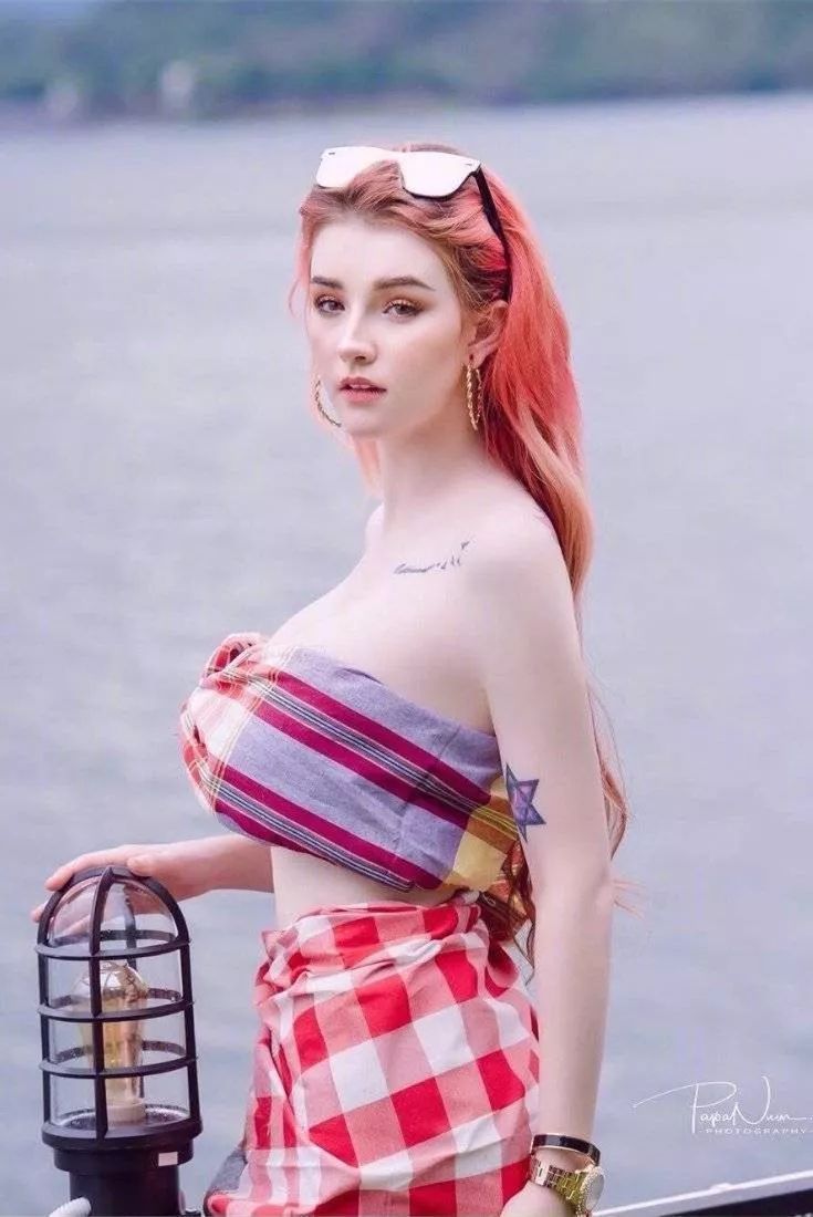 前几天爆红全网的19岁混血模特,看了她的整容记录你还羡慕吗?