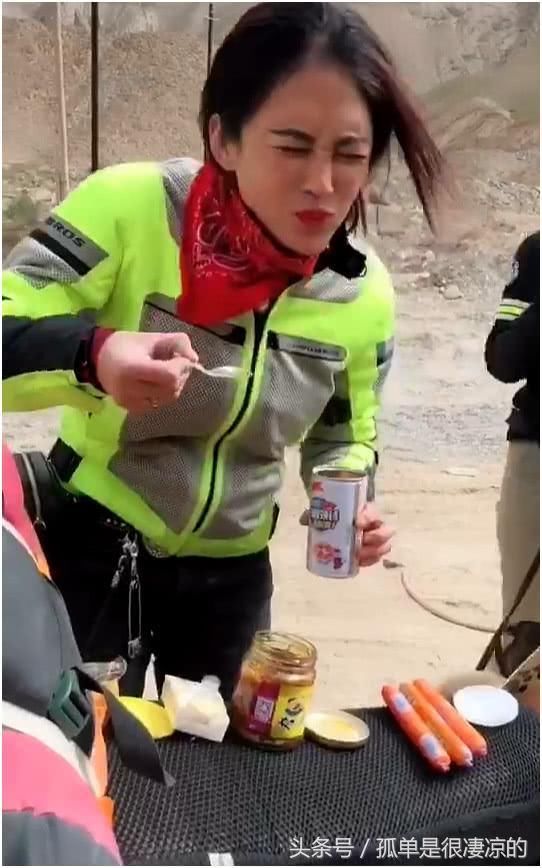 抖音穷游姐火了,野外必备食物,网友:给你吃出