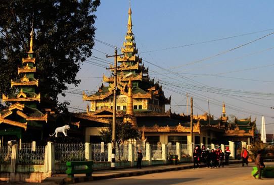 云南与缅甸边界小镇,缅甸女孩专做中国人生意