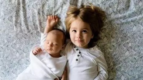 高中女生的作文:《我和弟弟差十岁》老大和老