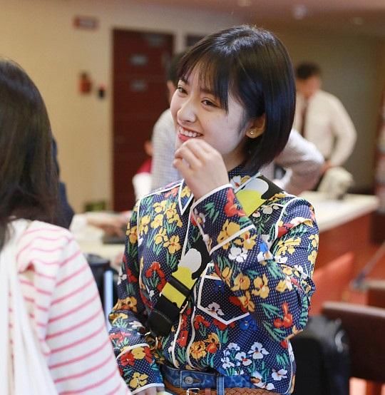 杉菜沈月着花衬衫春意盎然 留齐耳短发甜美可