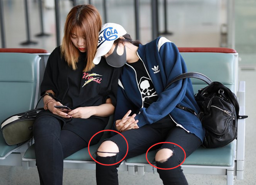 关晓彤出现在机场,靠着助理睡觉