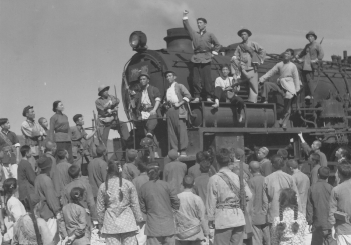 影片《铁道游击队》插曲《弹起我心爱的土琵琶》旋律优美，朴素真切，自问世后被广为传唱。主要剧情为：抗日战争时期，在鲁南铁路沿线有一支铁道游击队，他们破坏日军铁路运输，有力地打击了敌人。寡妇芳林嫂与游击队长刘洪相爱。游击队遭到了日寇与国民党的两面夹击，他们挫败了敌人的进攻。日军欲给游击队以毁灭性打击，刘洪率部下化装成日军突出重围并消灭了敌特务队，救出了芳林嫂，对逃跑的日军进行着最后的战斗。