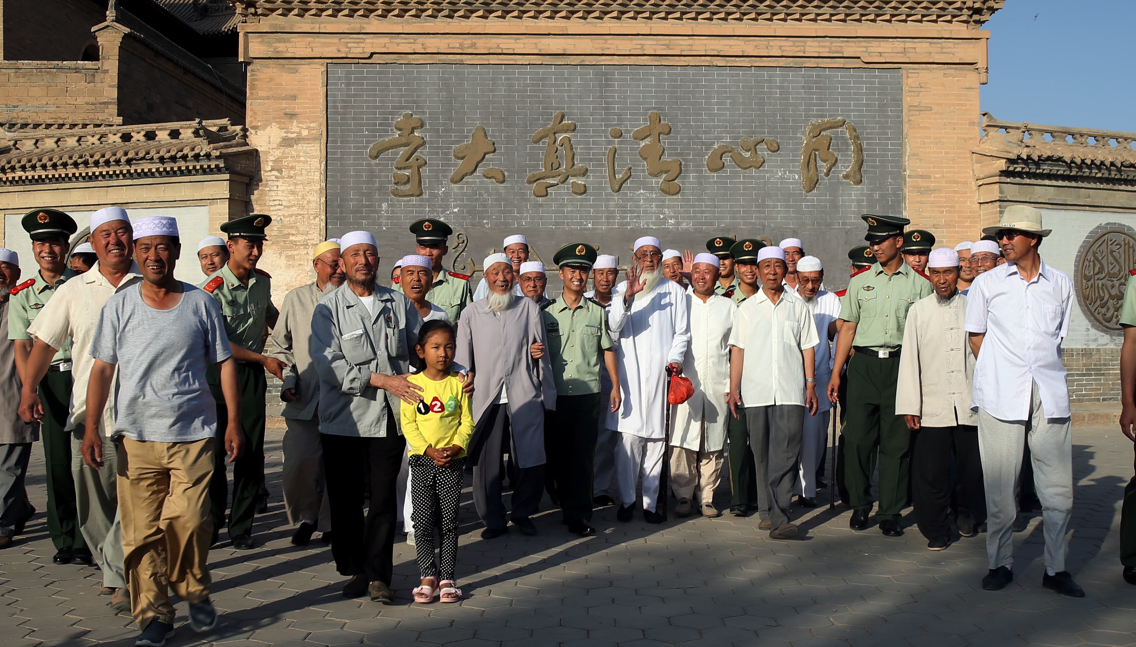 武警宁夏总队官兵看望慰问驻地群众。周焕成2