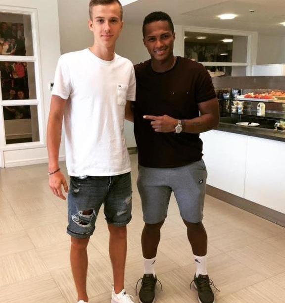 曼联官宣欧冠大名单!穆帅更新英超报名球员,一