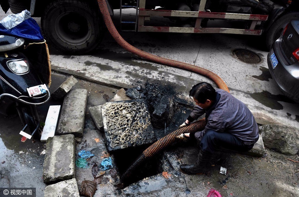 合肥:探访坚守19年的城市"掏粪工"