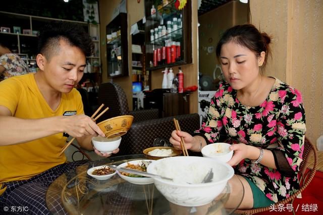 婆婆来接送孩子上学,儿媳不让她睡卧室而睡阳