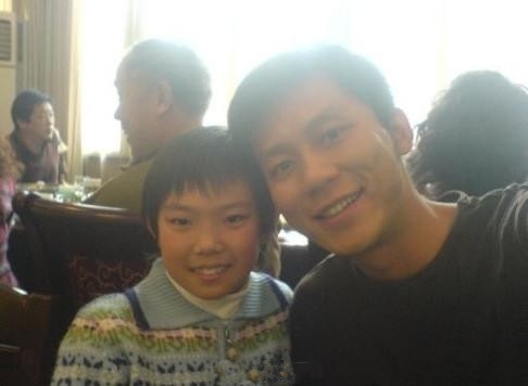 李晨20岁妹妹正面照疑曝光 全家福左搂她右搂妈妈 李晨20岁妹妹正面照疑曝光 全家福左搂她右搂妈妈