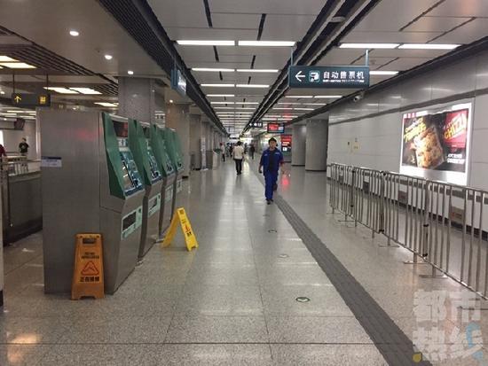 夫妇拿气球地铁安检受阻 骂安检人员:比狗还恶心