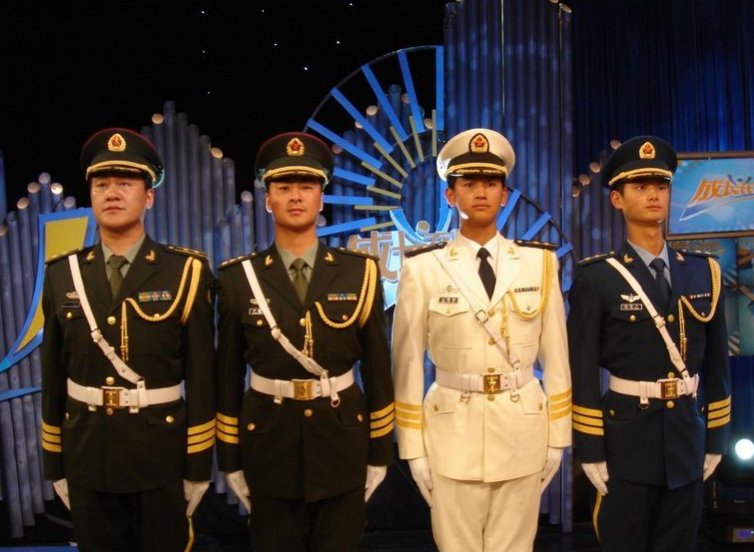 帅气抬旗手马常利,在网络上大受欢迎!