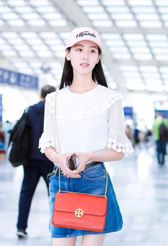 营养不良,裙子这么窄还空一大片,两腿之间缝