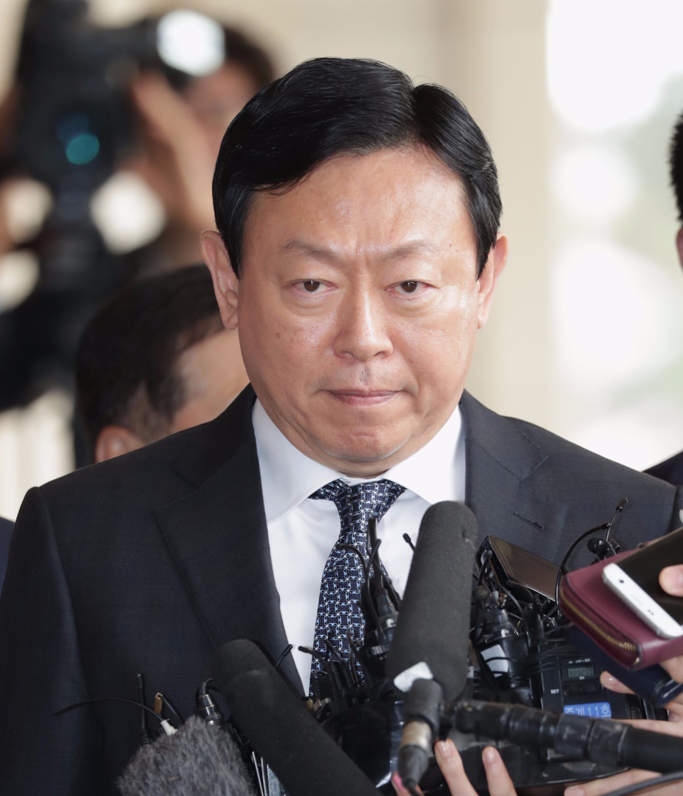 韩国乐天95岁创始人获刑4年 庭上叫嚣:谁敢判