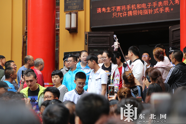 2018哈尔滨市中考首科语文科目考试结束 学生